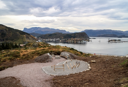 Leikeplass med Måløy i bakgrunnen