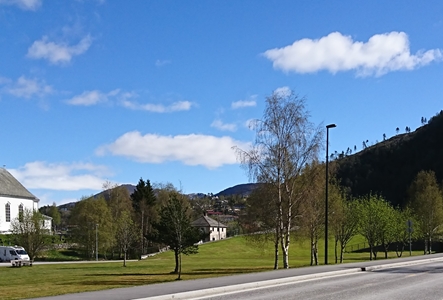 Naustdal kyrkje og parken med forretningsbygg