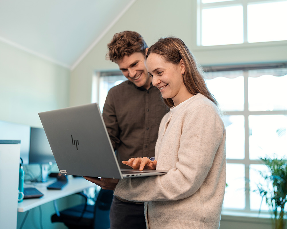 Mann og kvinne ser på pc